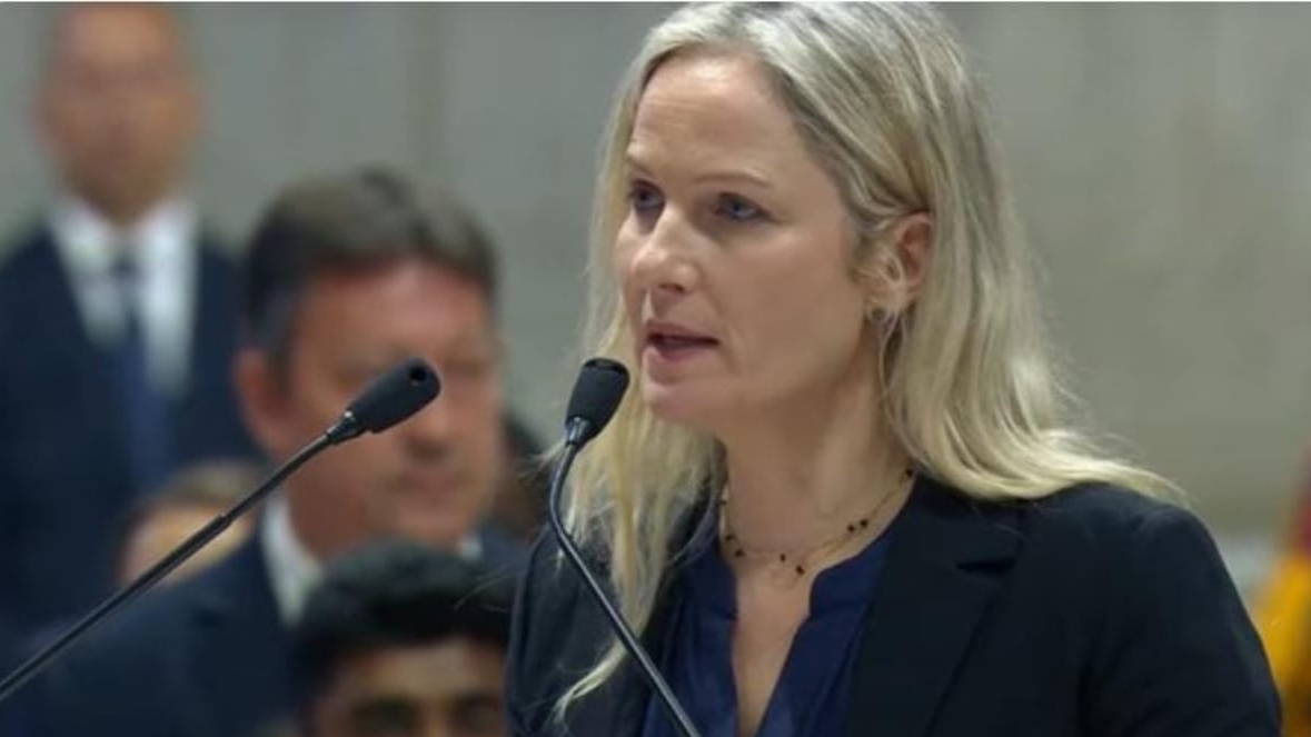 Conclave reúne fies e destaca brasileira Andressa Collet na leitura da oração universal