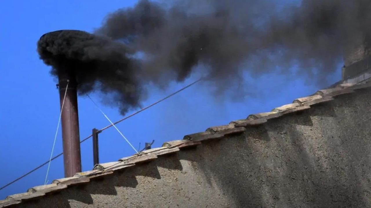 Conclave: após segunda votação, cor da fumaça confunde Vaticano