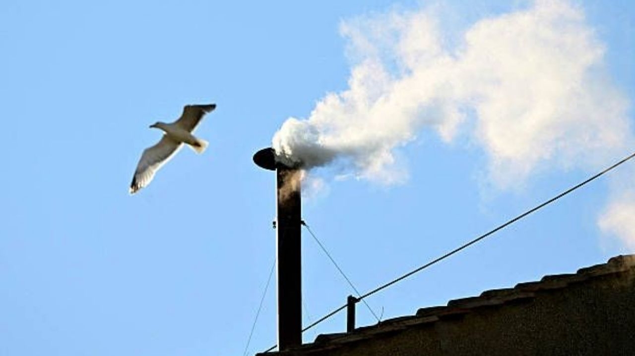 Igreja Católica recebe novo líder: fumaça branca anuncia novo Papa