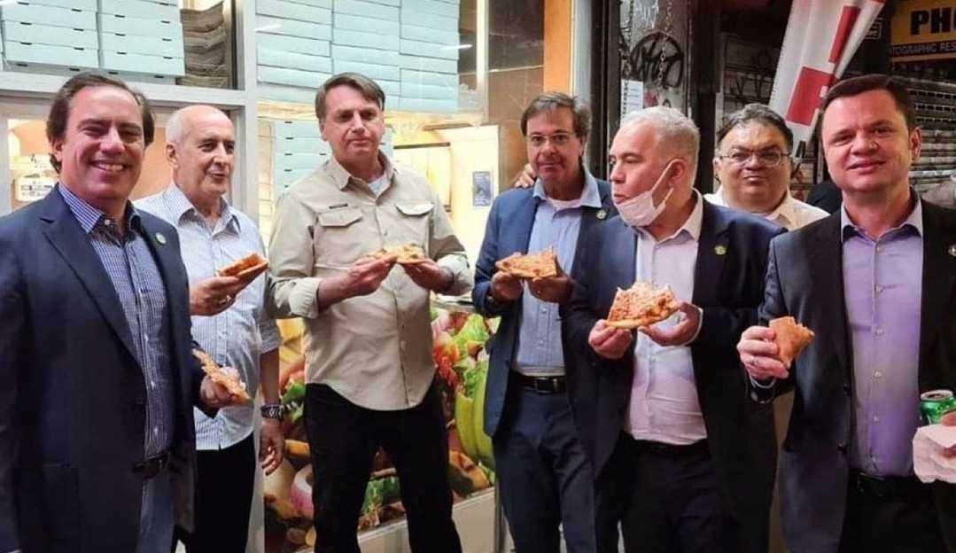 Prefeito de Nova York alfineta Bolsonaro, que come pizza em uma calçada por não estar vacinado