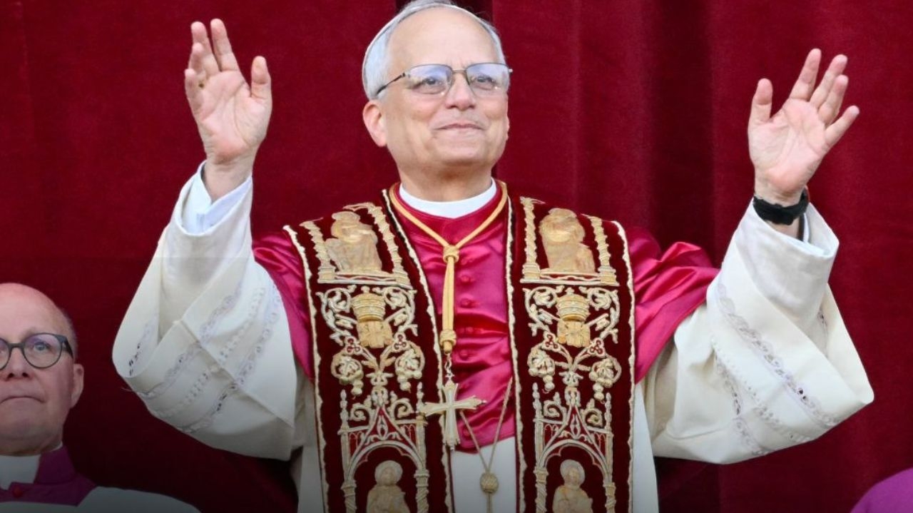 Entenda o que cada peça no traje do Papa significa