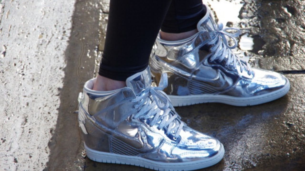 Tênis de salto, ícone dos anos 2010, renasce como tendência de 2025