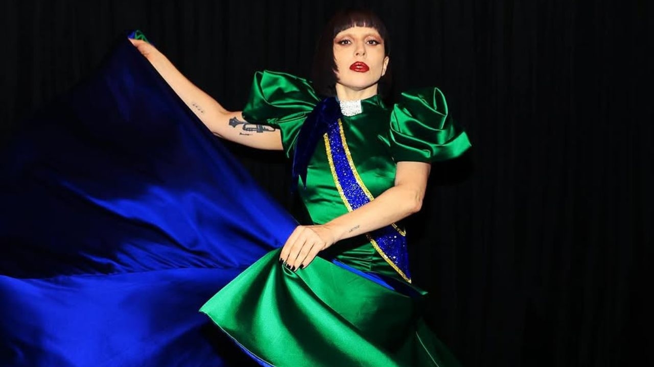 Gesto discreto de Lady Gaga para ajuste de figurino viraliza entre fãs