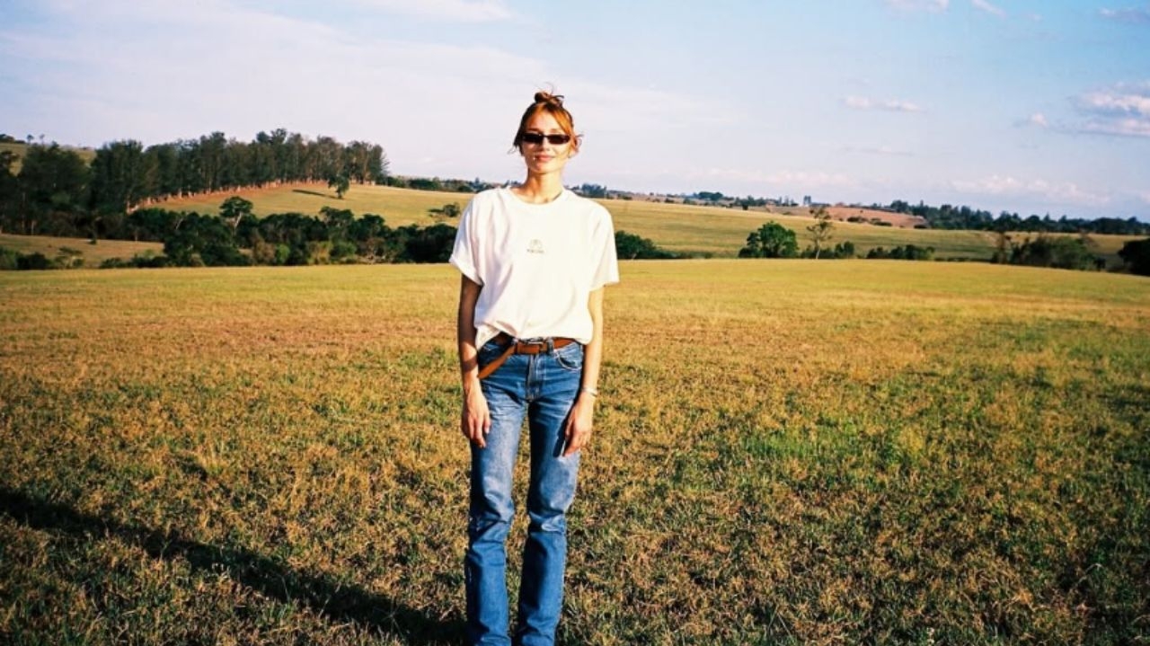 Calças jeans retas dos anos 90 são as preferidas de Sasha Meneghel