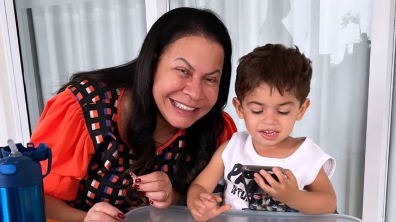 Mãe de Marília Mendonça reage ao ouvir o neto falar sobre saudade da mãe