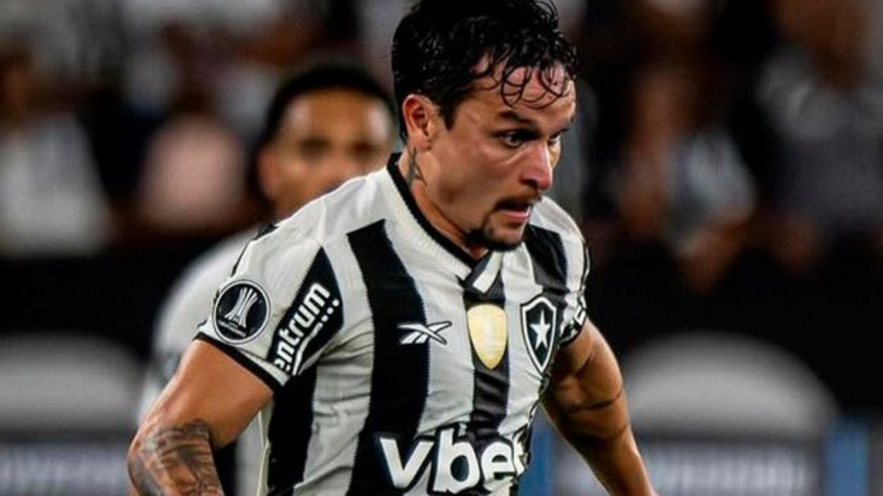 Artur celebra grande atuação em goleada do Botafogo