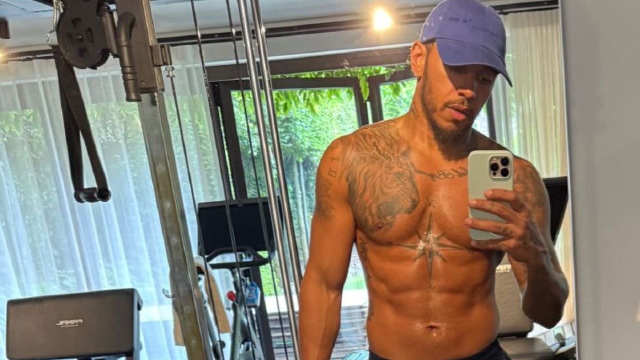 Lewis Hamilton surpreende com foto na academia e exibe tanquinho