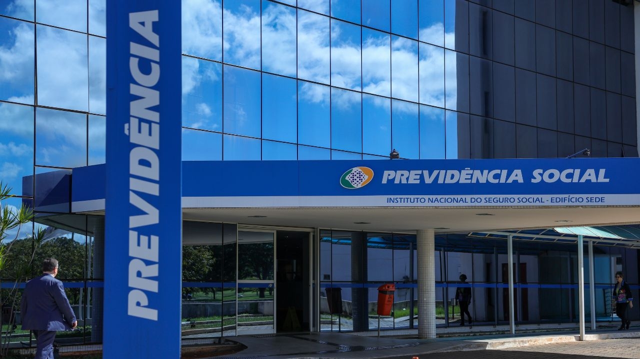 INSS notifica 9 milhões de aposentados por descontos indevidos