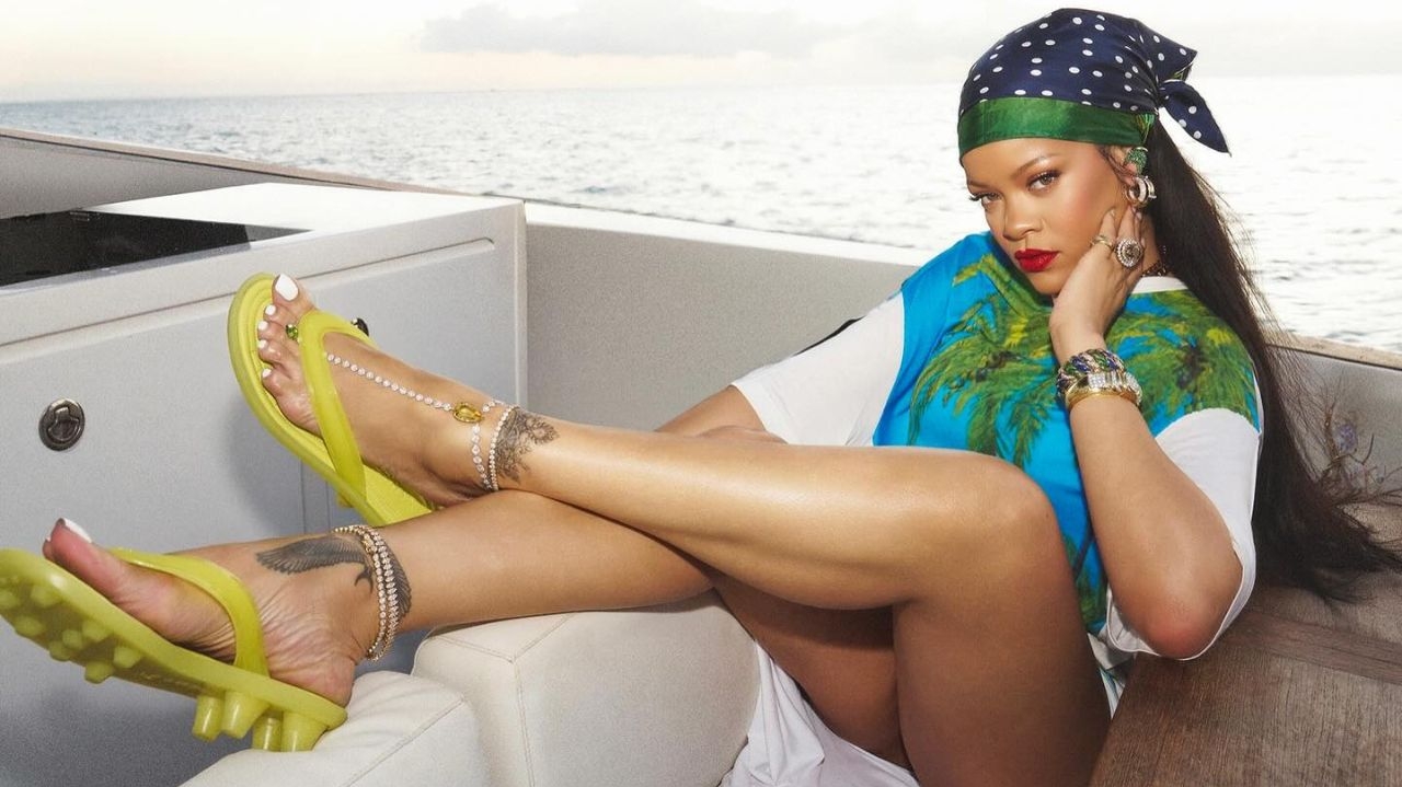 Rihanna estreia “Friend of Mine” na trilha sonora do filme “Smurfs”