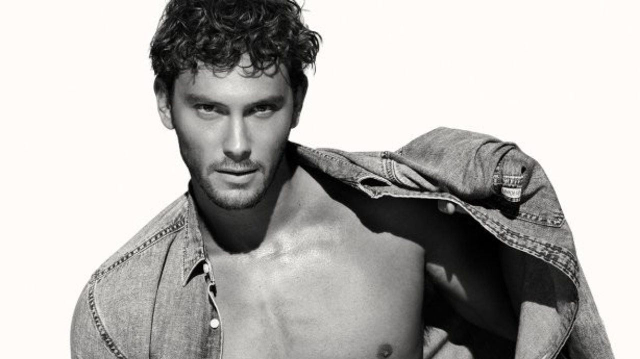 Calvin Klein eleva a temperatura com Cooper Koch vestindo os itens essenciais de Verão