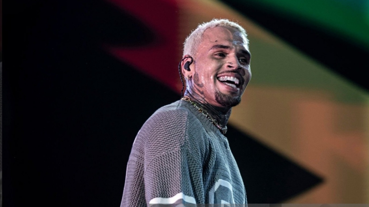 Cantor Chris Brown é preso em hotel de luxo ao agredir produtor