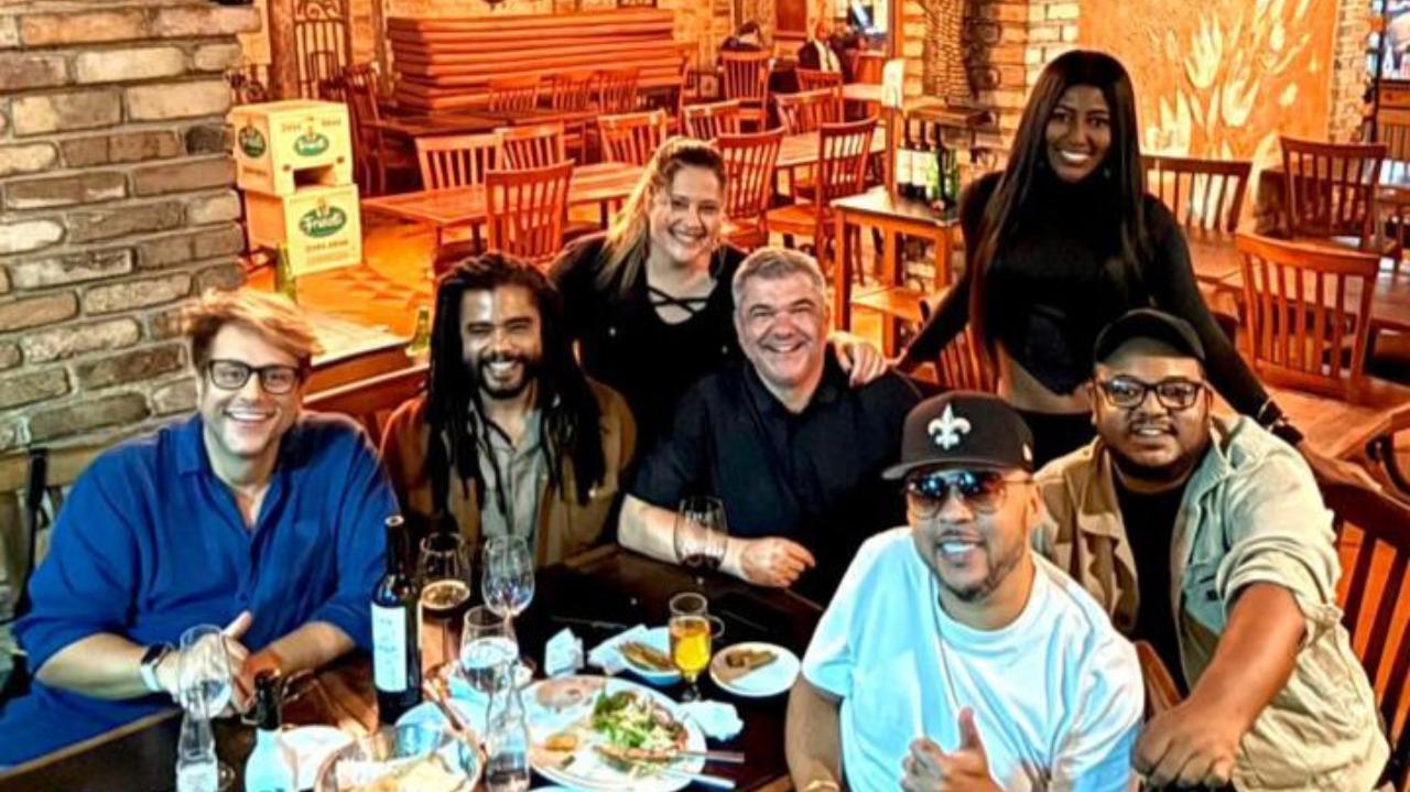 Nova música do Molejo é apresentada em primeira mão durante jantar para o ex-bbb Diogo e Leo Reis