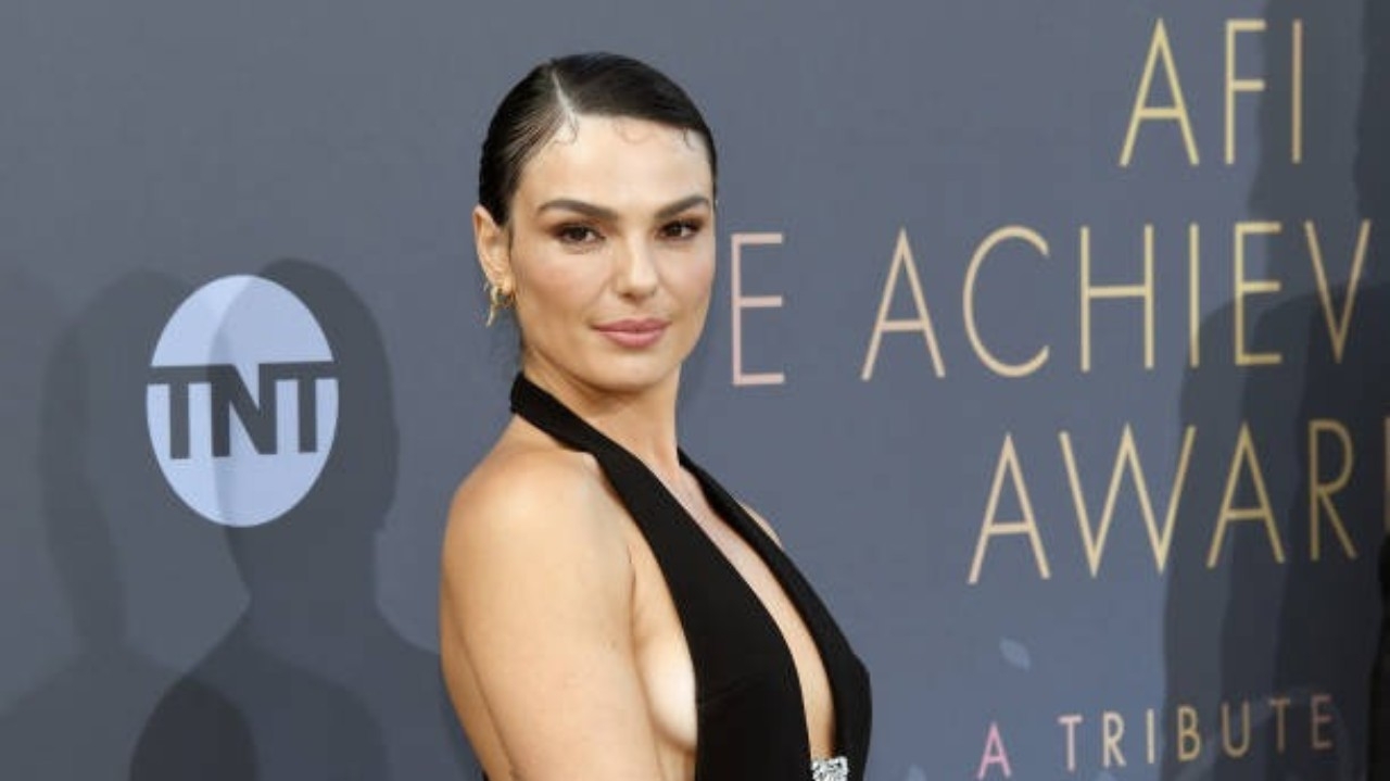 Isis Valverde exibe jardim dos sonhos em sua mansão no Rio