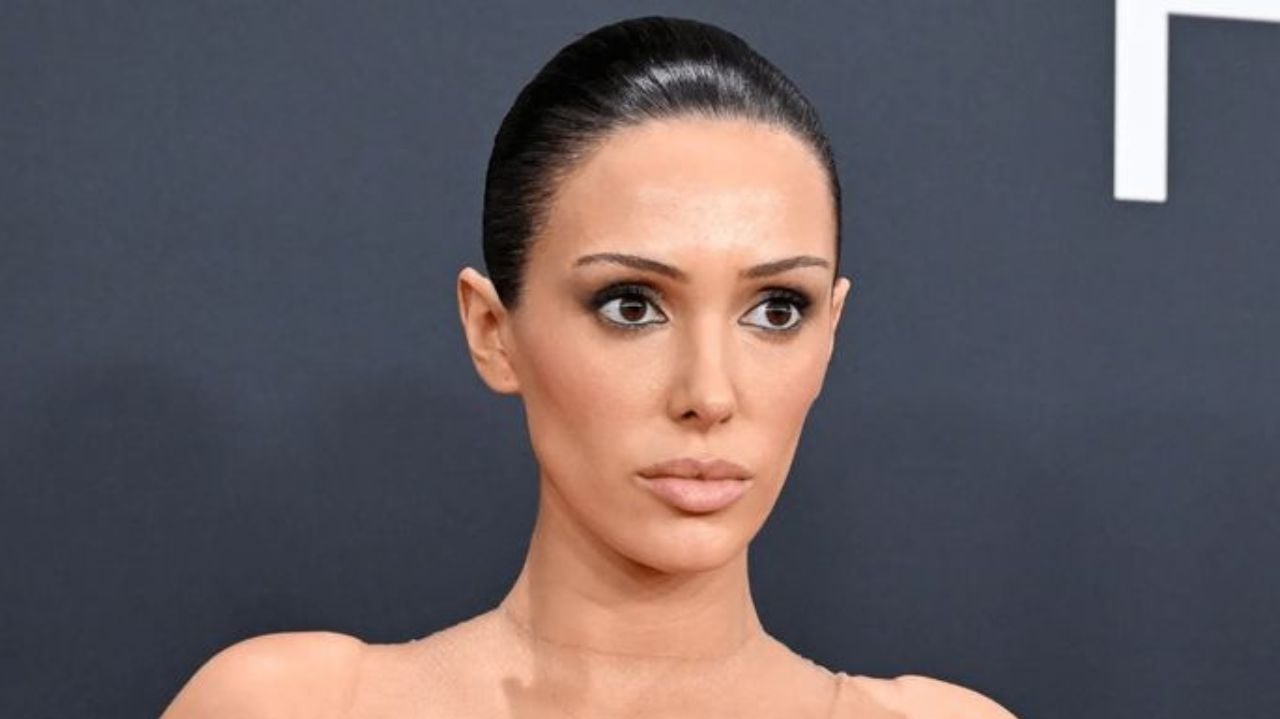 Bianca Censori deixa seios à mostra durante passeio com Kanye West na Espanha