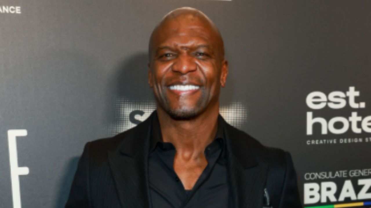 Todo mundo odeia o Cris: Julius está no Brasil e come sanduíche de mortadela em SP