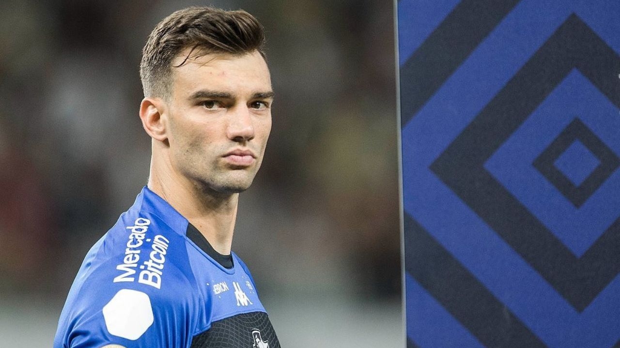 Léo Jardim é exaltado como “goleiro de Seleção” por Diniz e vascaínos