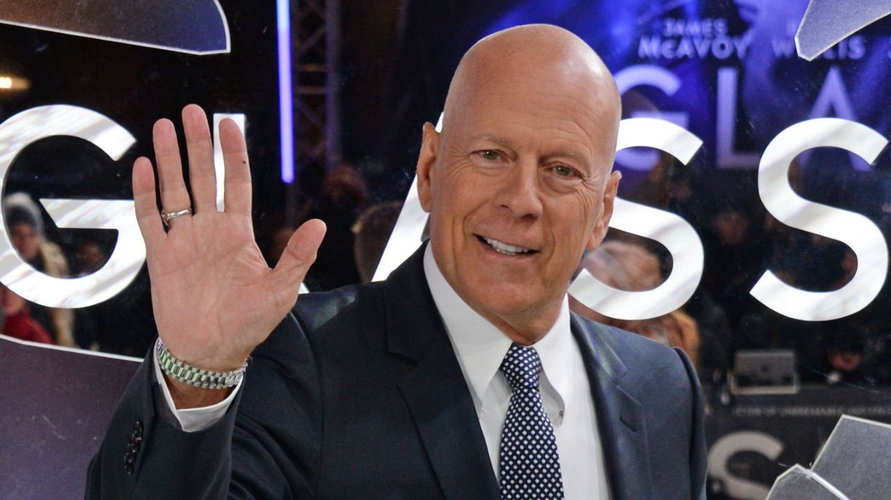 Bruce Willis é visto em rara aparição após diagnóstico de demência