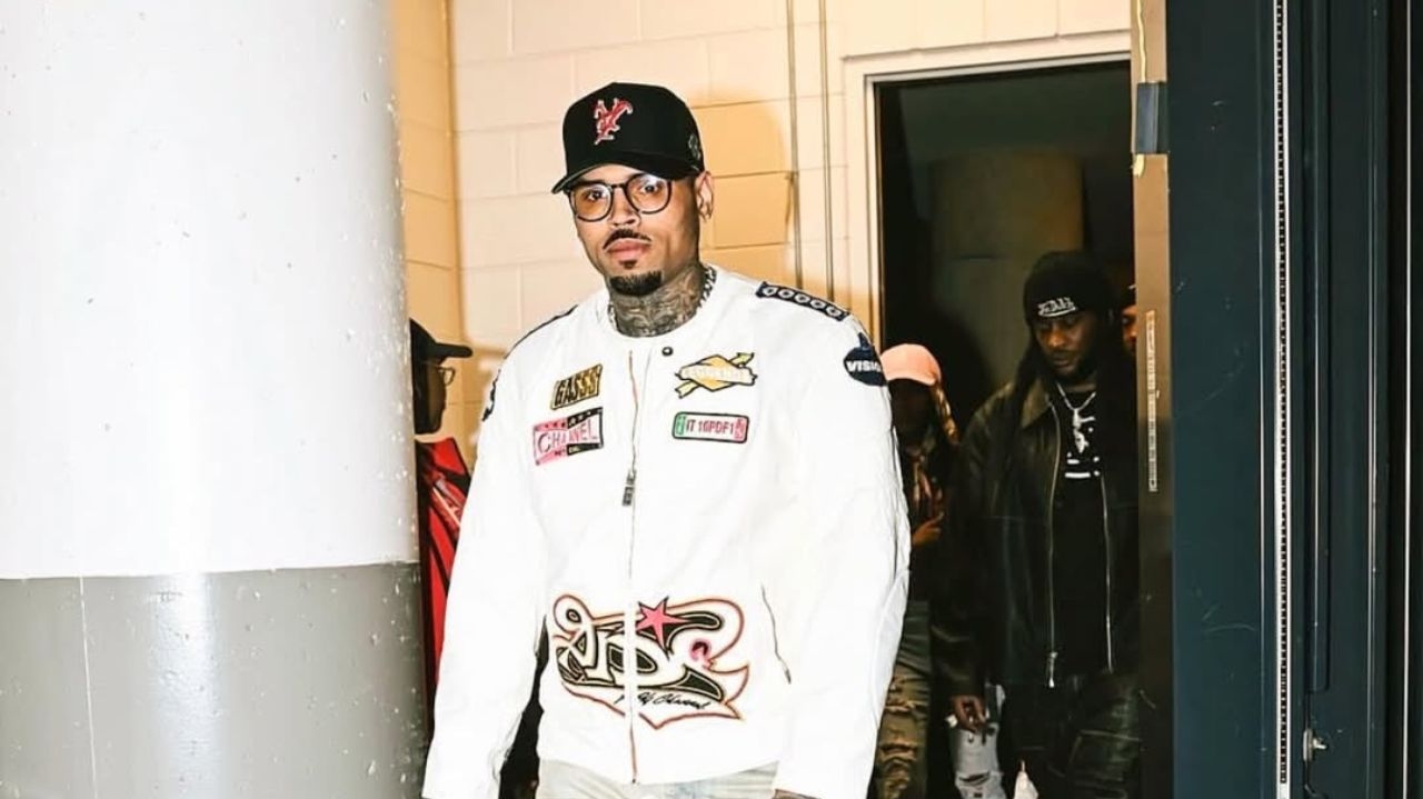 Justin Bieber declara apoio a Chris Brown após o mesmo deixar a prisão