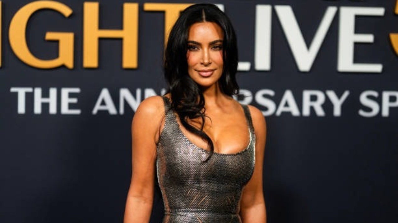 Kim Kardashian se formou em direito após seis anos e comemora com familiares e amigos