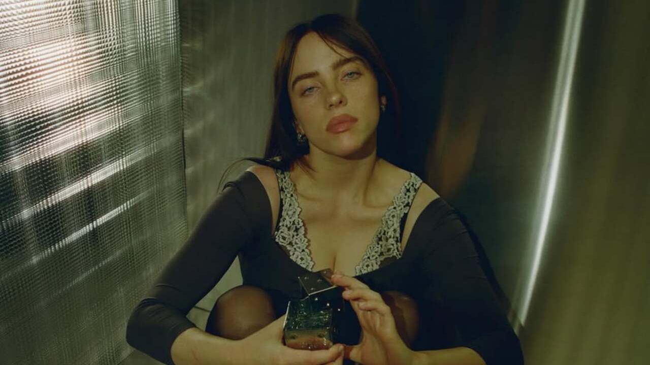 Billie Eilish celebra um ano de liderança com “BIRDS OF A FEATHER” no topo das paradas