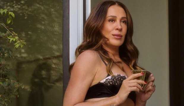 Claudia Raia encantou a web em foto de lingerie