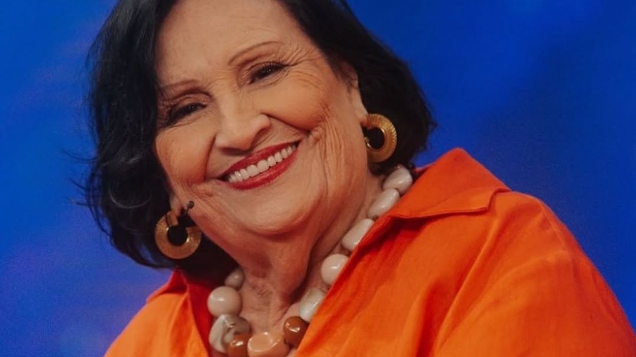 Dona Déa, mãe de Paulo Gustavo, faz rara aparição ao lado dos netos