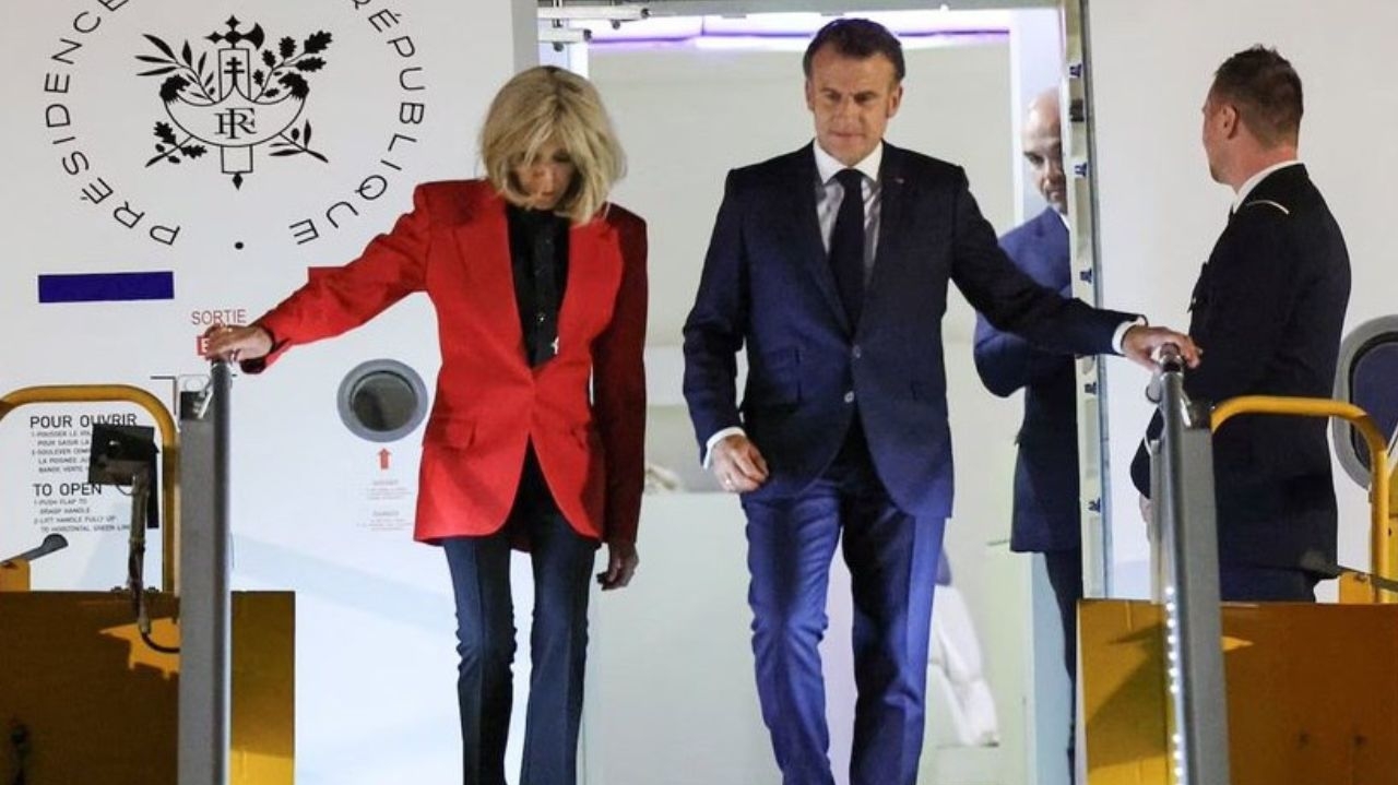 Primeira dama da França dá ‘tapa’ no rosto de Macron