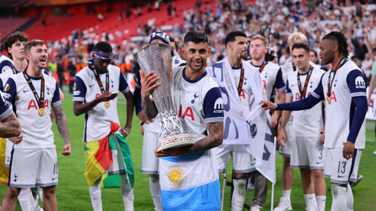 Após título da Liga Europa, treinador do Tottenham tem medo de perder zagueiro e capitão