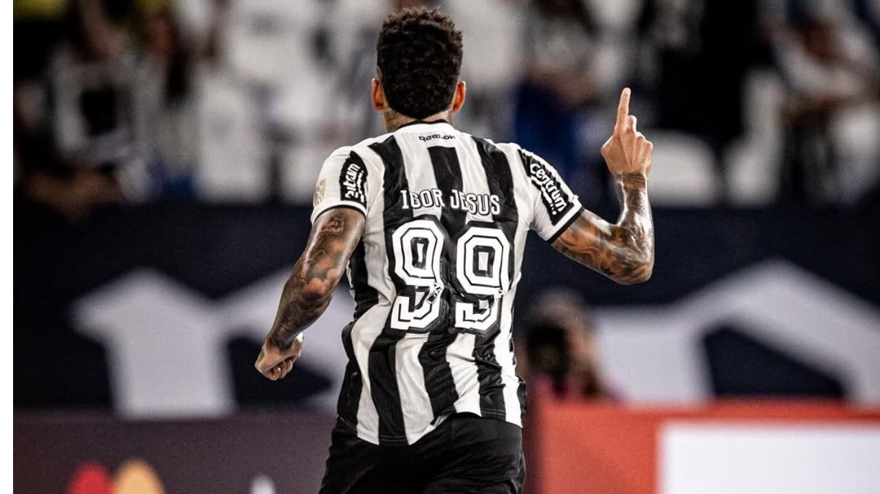 Diante de Ancelotti, Igor Jesus dá show em campo pelo Botafogo