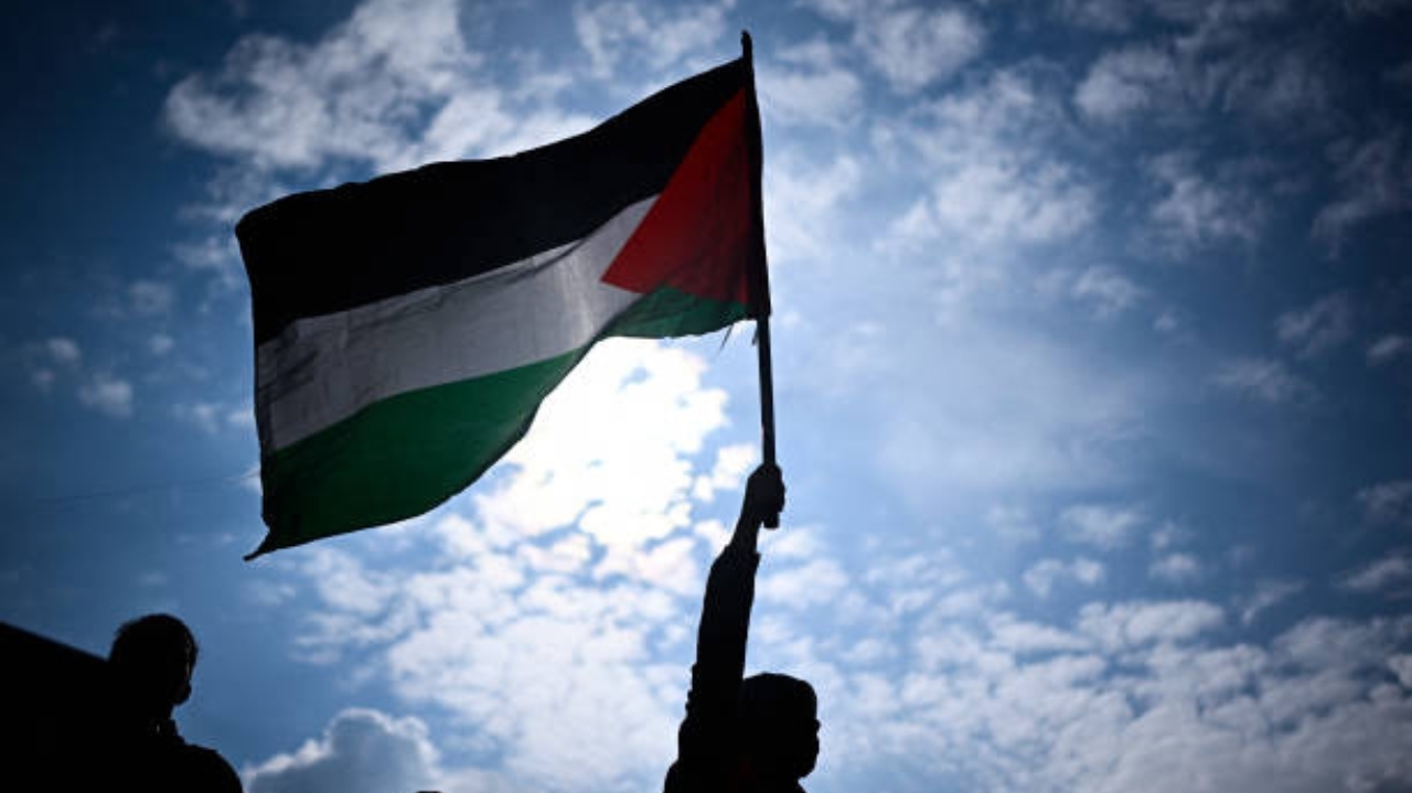 Protestantes pró-Palestina são presos após manifestação em set de filme com Gal Gadot