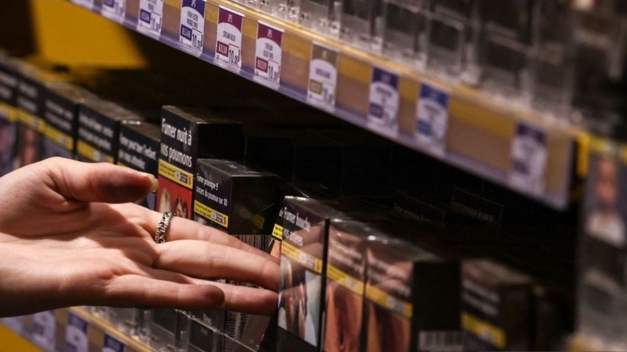 França proíbe fumo em praias, parques e próximo as escolas a partir de julho