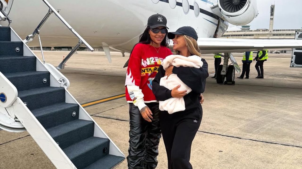 Ludmilla, Brunna e filha Zuri desembarcam no Brasil