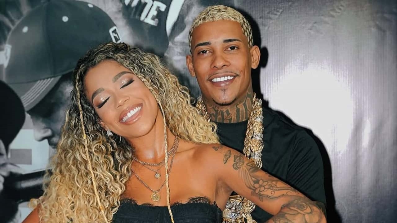 Vivi Noronha protesta em frente ao presídio em que Mc Poze está preso