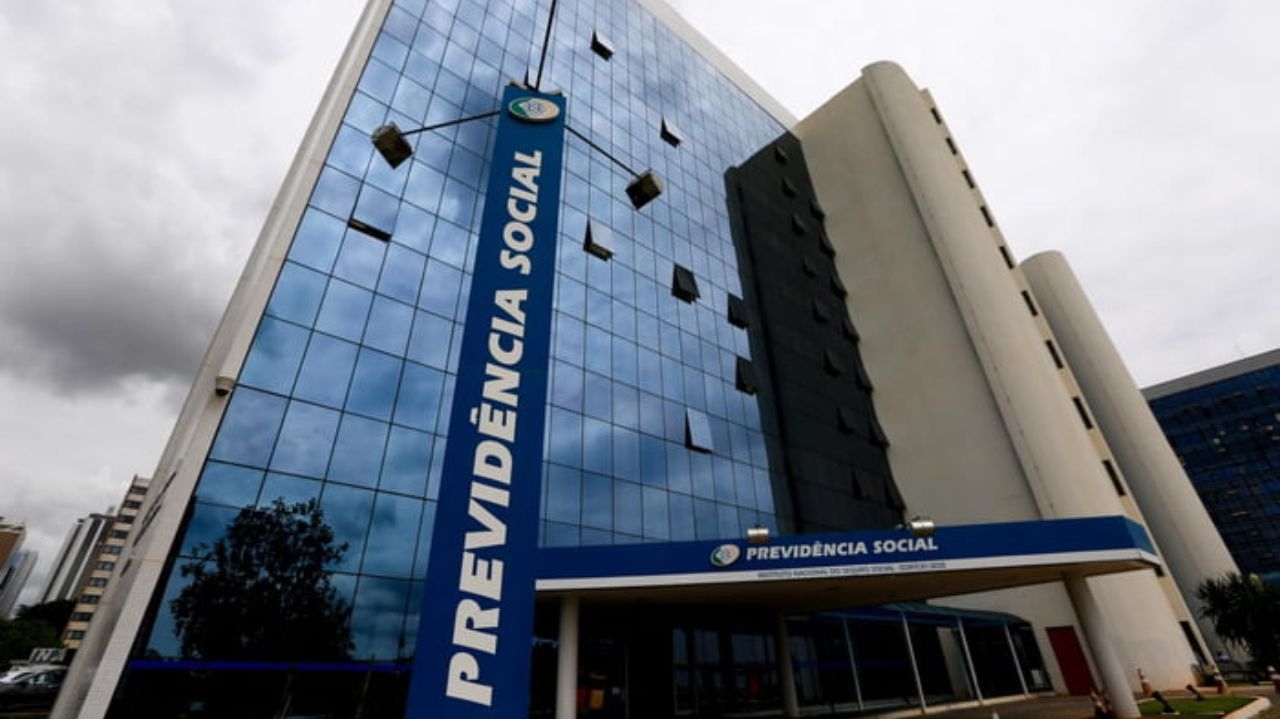 Justiça Federal bloqueia R$ 23,8 milhões de investigados por fraudes no INSS