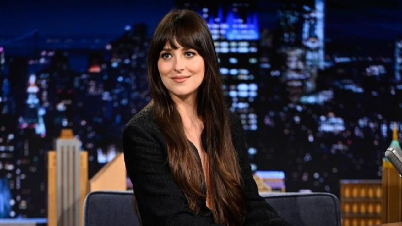 Dakota Johnson inspira com look all black perfeito para o inverno