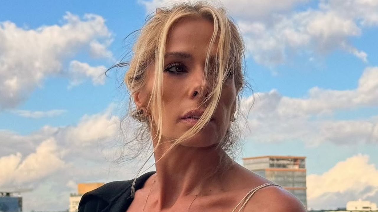 Adriane Galisteu faz topless em vila que vivia com Ayrton Senna: “o tempo desacelera”