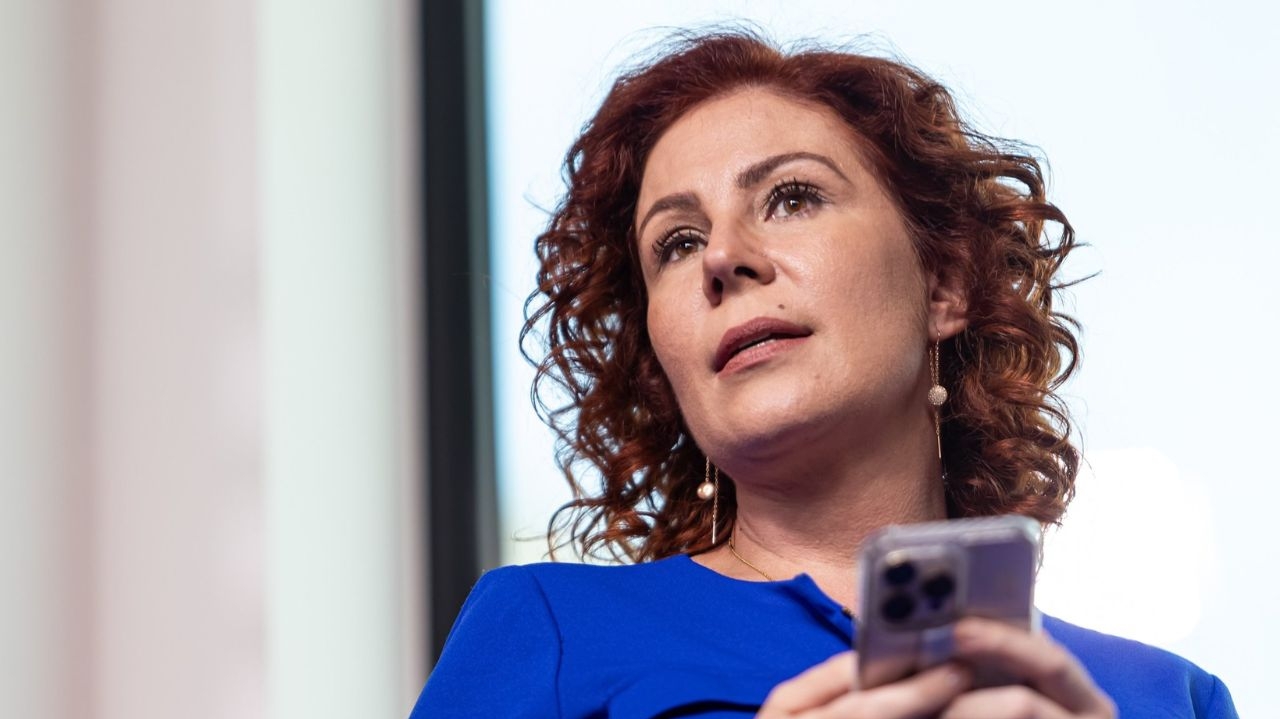 STF suspende redes sociais de Carla Zambelli e familiares após pedido de prisão