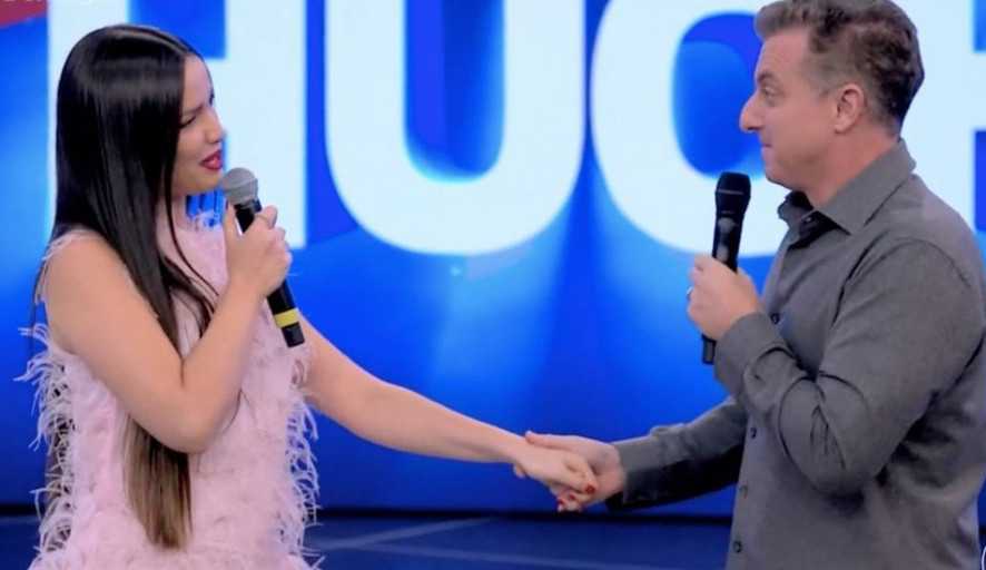 Juliette cai no choro em homenagem no Domingão do Huck