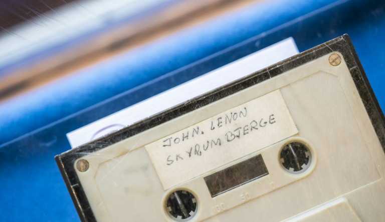 Gravação inéditda de John Lennon é leiloada por R$ 314 mil