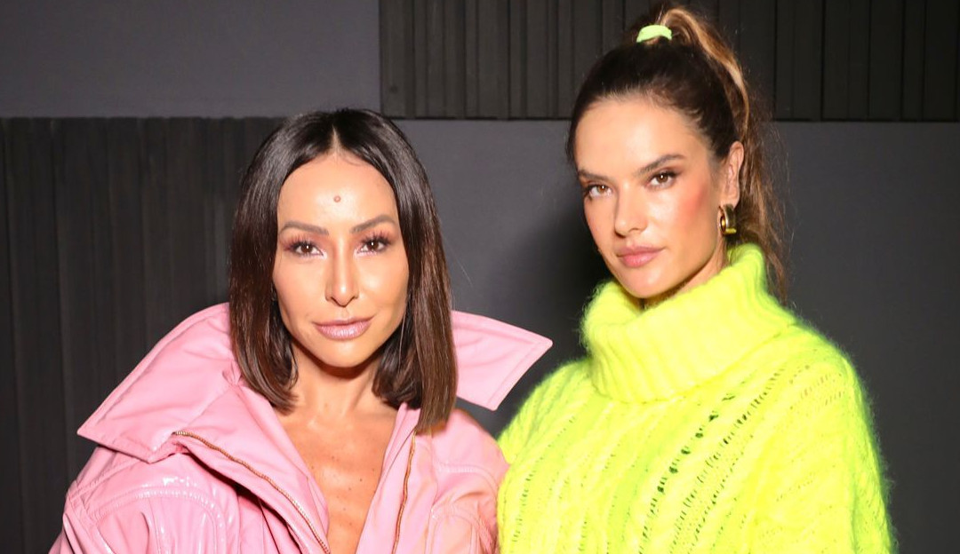 Time poderoso de celebridades brasileiras assiste ao desfile da Balmain, em Paris