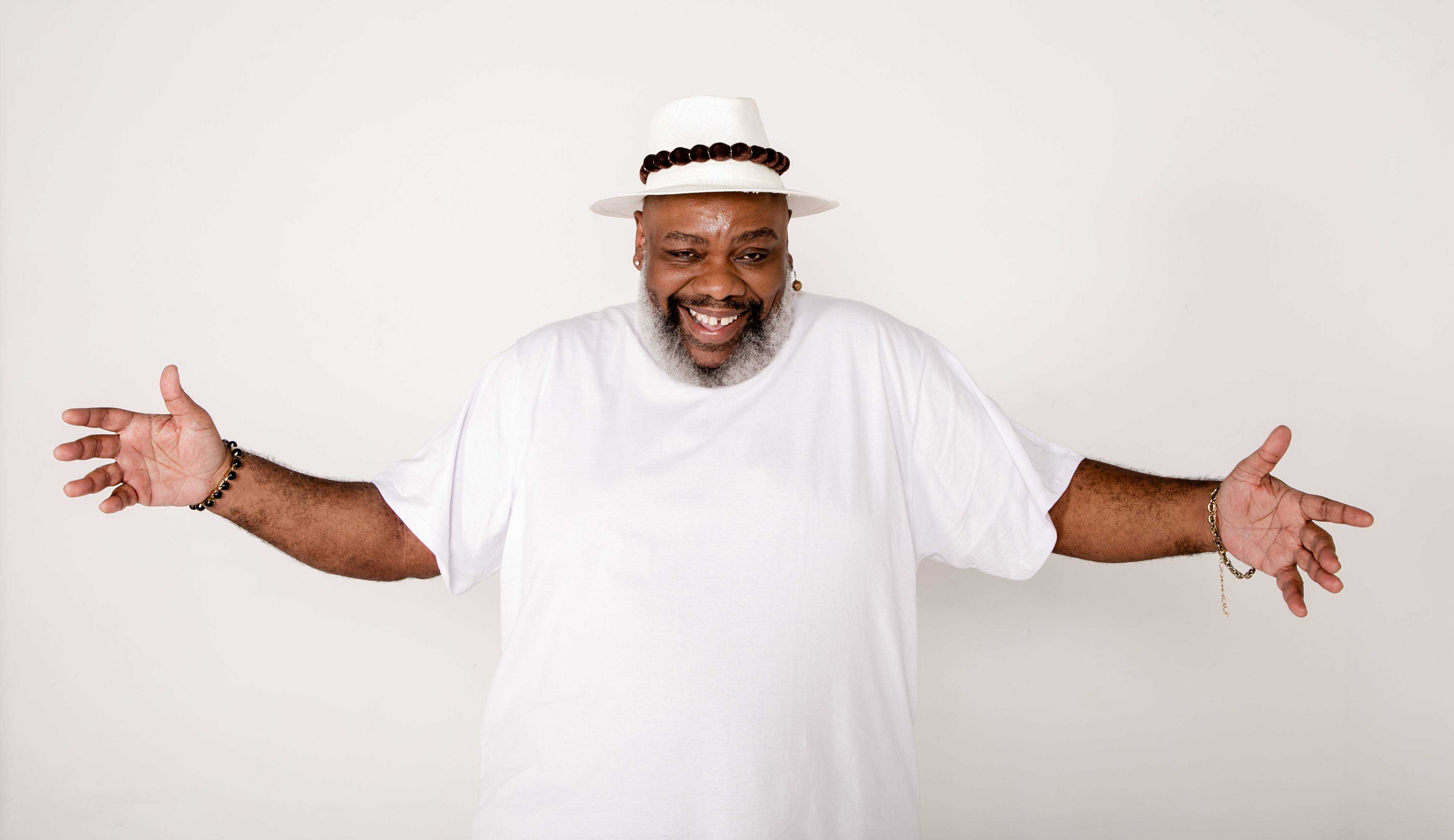 Serjão Loroza lança single com Pretinho da Serrinha: ‘Afronauta’