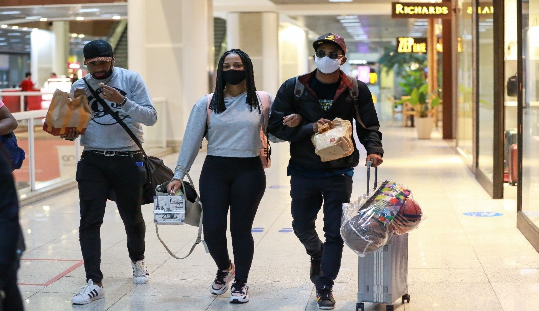 Arrependido, Lucas Penteado chora ao lado da noiva em aeroporto