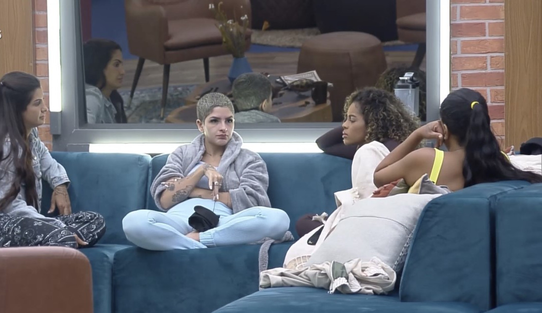 A Fazenda 13: Em bate papo com peoas, Lary Bottino da sua versão na polêmica sobre o suposto roubo da pulseira de Ariadna