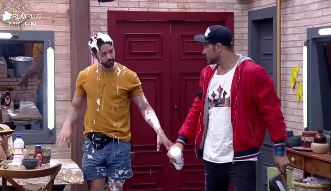 Victor dá banho de iogurte em Rico, após o peão causar confusão em “A Fazenda 13”