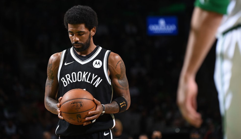 Kyrie Irving está suspenso da NBA por não se vacinar e perde milhões