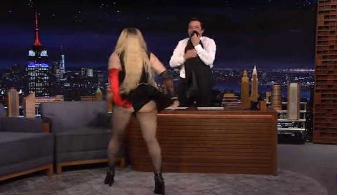 Madonna mostra a bunda e deixa apresentador do “/The Tonight Show”/ constrangido