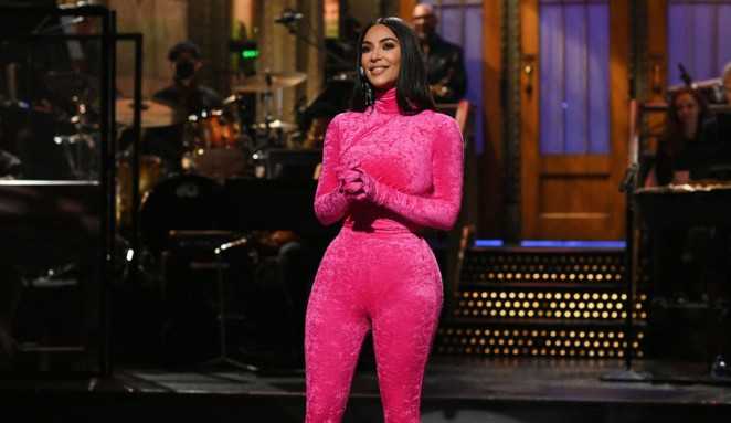 Kim Kardashian fala de assuntos polêmicos de sua vida no Saturday Night Live