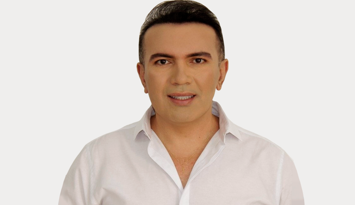 Salatiel Araújo posta foto com o cirurgião-dentista Sylvio Simioni e mostra antes e depois do sorriso