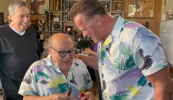 Arnold Schwarzenegger se vinga de Danny DeVito 30 anos depois