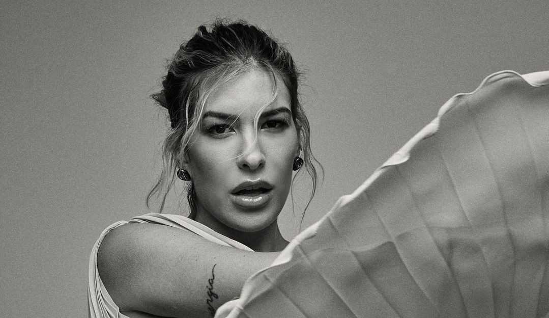 Lore Improta lida de forma descontraída com choro da filha